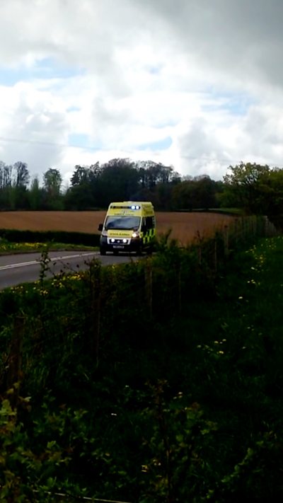 Diffyg swyddi i fyfyrwyr parafeddygol