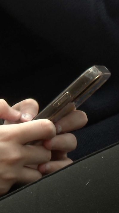 Mae Ysgol Glan Clwyd, Sir Dinbych, efo agwedd 'rhyddfrydol' i ddefnydd ffonau symudol