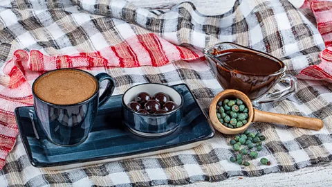 A serving tray of traditional Turkish menengiu00e7 coffee on a checkered blanket (Credit: Alamy)