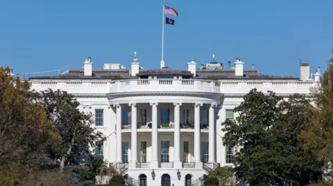  White House pictured under a clear blue sky
